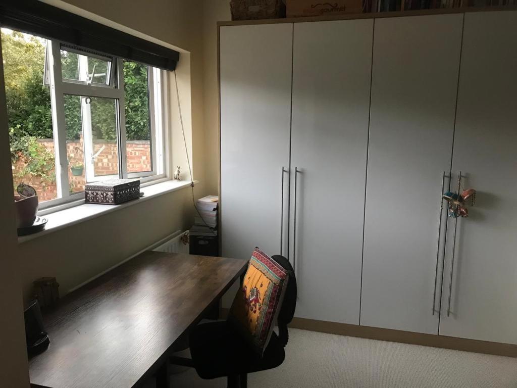 Serene Spacious Room Staines-upon-Thames Exterior foto