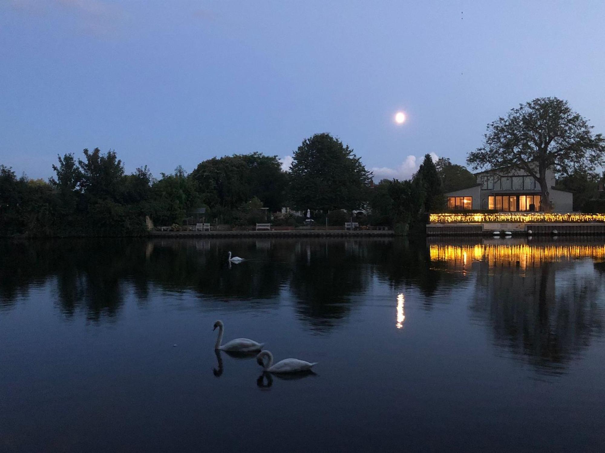 Serene Spacious Room Staines-upon-Thames Exterior foto