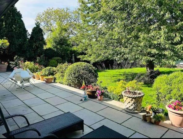 Serene Spacious Room Staines-upon-Thames Exterior foto