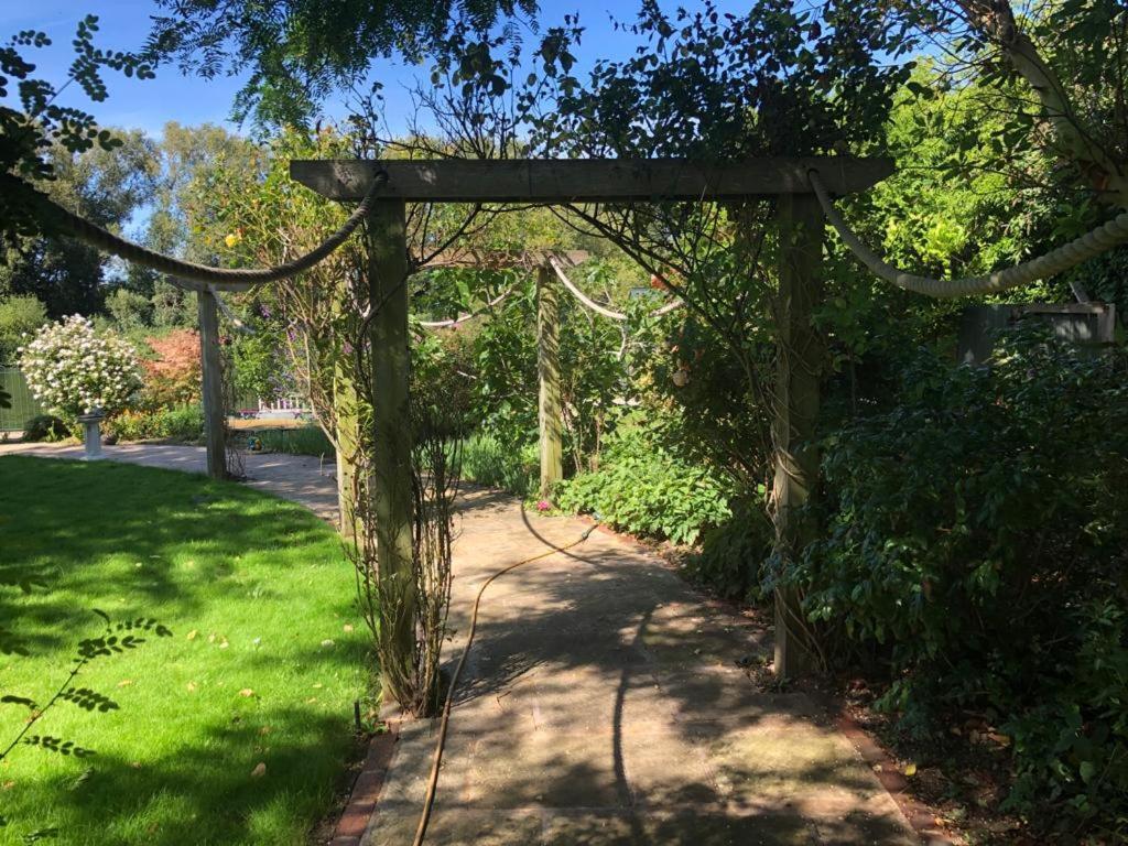 Serene Spacious Room Staines-upon-Thames Exterior foto